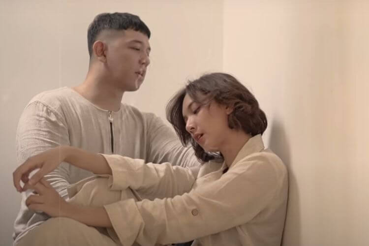 Donne dan Sheila berpose dengan gaya busana minimalis berwarna beige